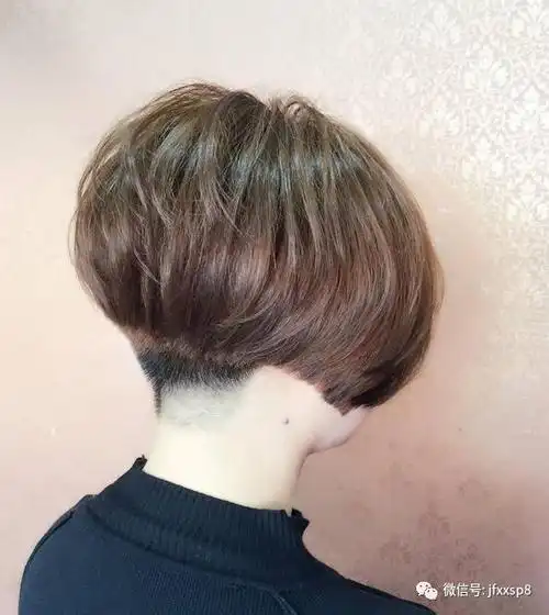 春天流行"推后边"发型