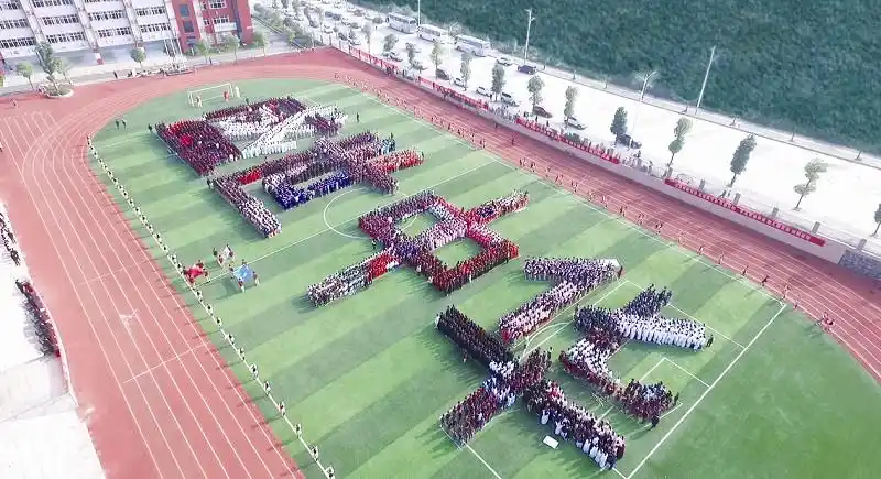 学子摆出文字造型"盛世中华".