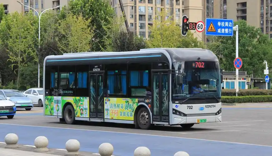 武汉公交702路开沃njl6106evf(南京金龙tz388电机,一踏低地板)运行