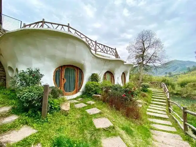 打卡莫干山网红霍比特洞穴民宿,玩转5000㎡童话精灵世界丨花木深_大