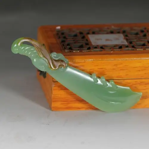 【名典拍卖】未央杯优秀作品奖 玉雕大师皮宁 精雕籽料碧玉刀挂件