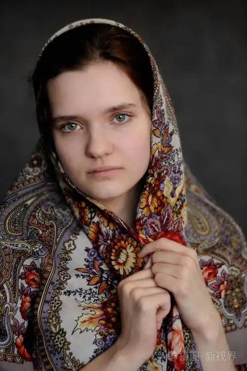 巴甫洛-波萨德俄罗斯披肩中的俄罗斯黑发绿眼女孩