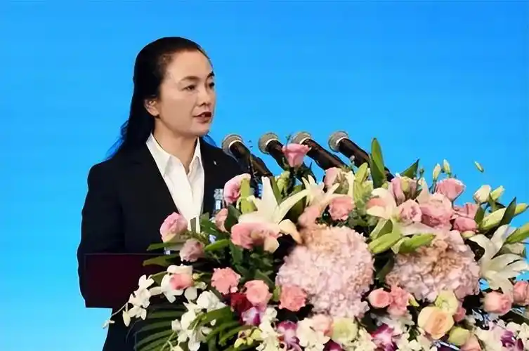 中国女首富换人年收入7891亿超华为成最大民企她如何做到的