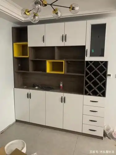 现代简约风;业主也是非常满意!下面大家参考参考! 酒柜采用套色工艺!