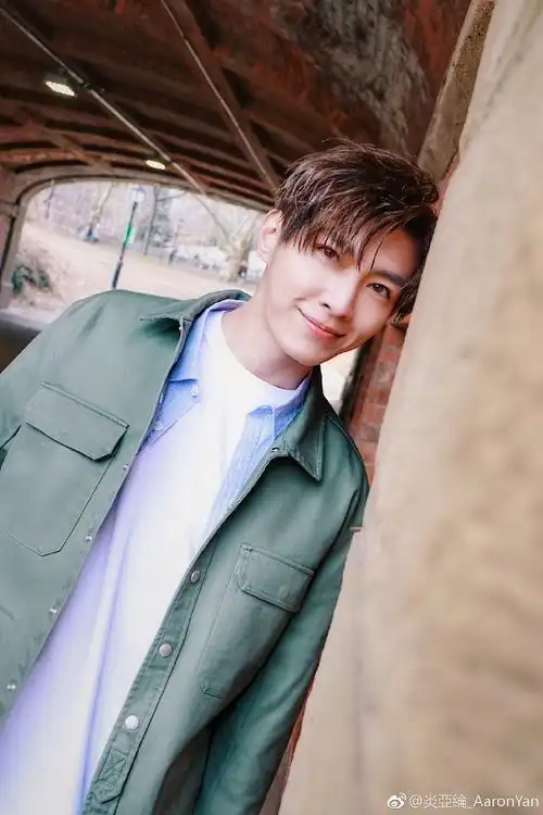 原创"宝藏男孩"炎亚纶一大早超话里晒写真,眼睛里全是柔情!