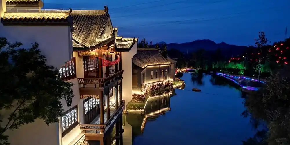 这四张照片是今年十一假期,携全家在石家庄鹿泉区西部常青的德明古镇