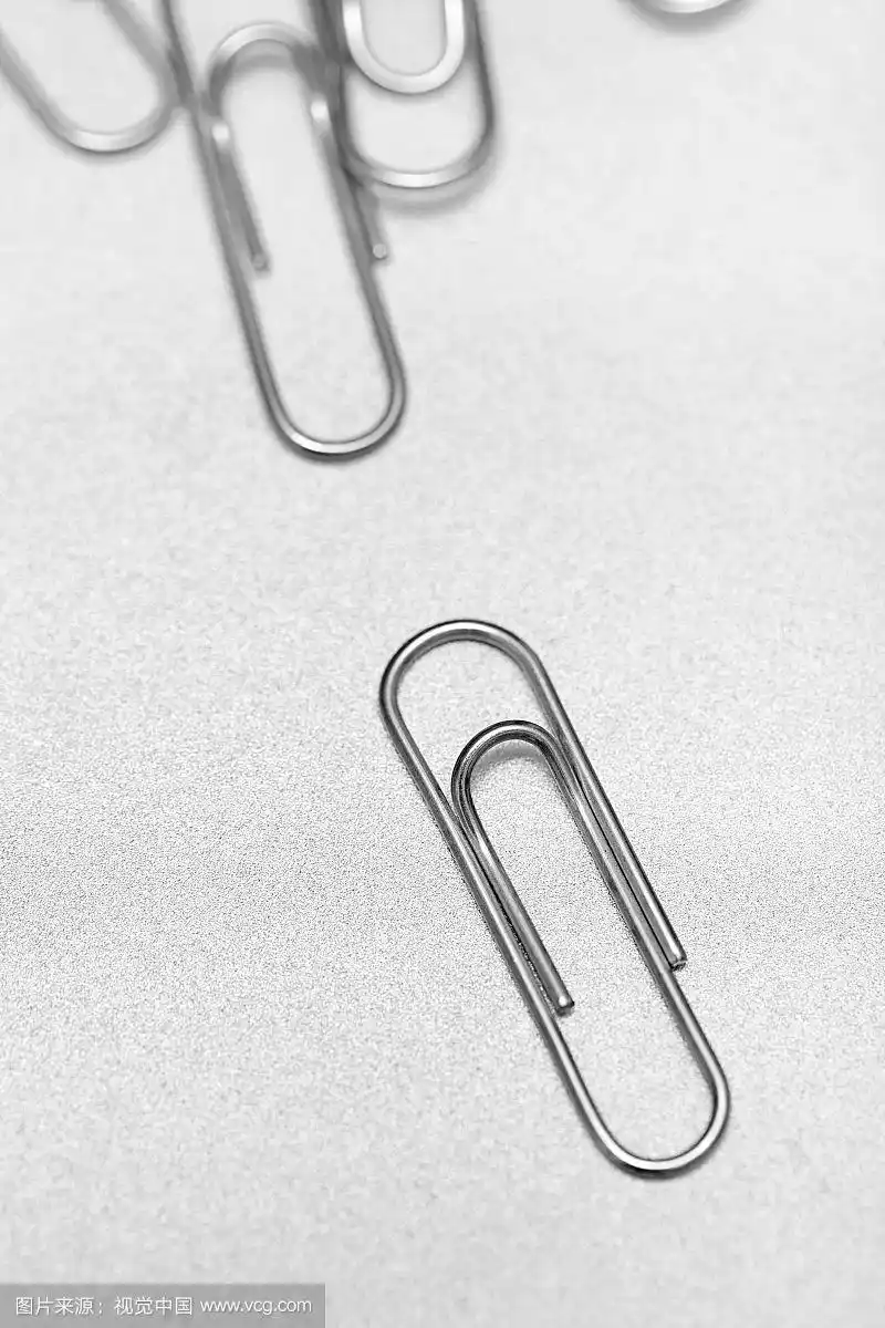 堆在一起的曲别针