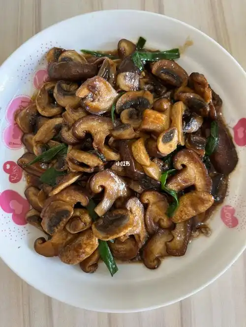 菜籽油炒两种蘑菇