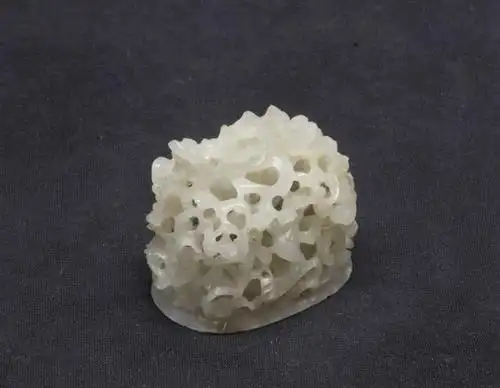 白玉镂雕蟠龙帽顶,元,底径3.7厘米x5.3厘米,高4.8厘米.