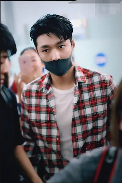 霸道总裁张艺兴现身机场 红色格子衬衫搭配蓝色牛仔裤视觉暴击