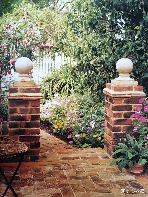 红砖,乡间小路就是最理想的选择,简约设计,色调柔软温和的砖拼砌出