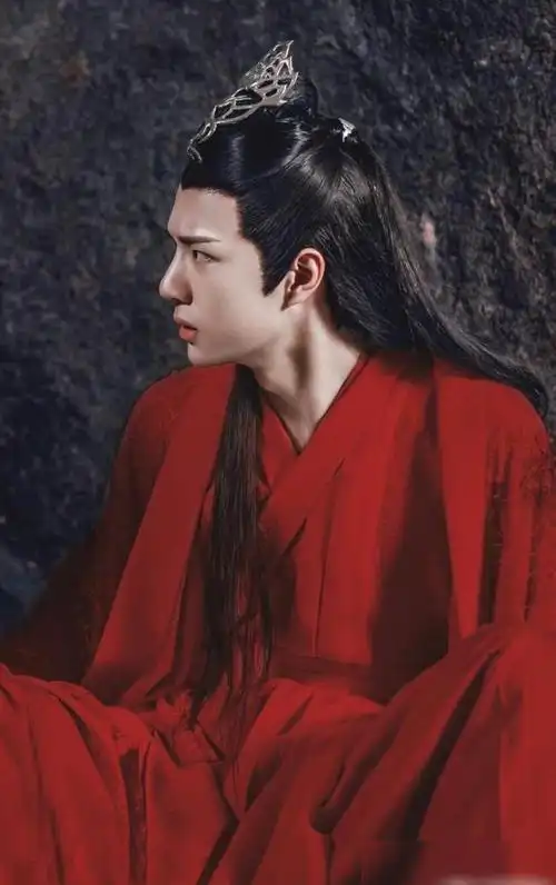 王一博这一套红色古装服饰是不是很眼熟,与肖战扮演的"魏无羡"是一套