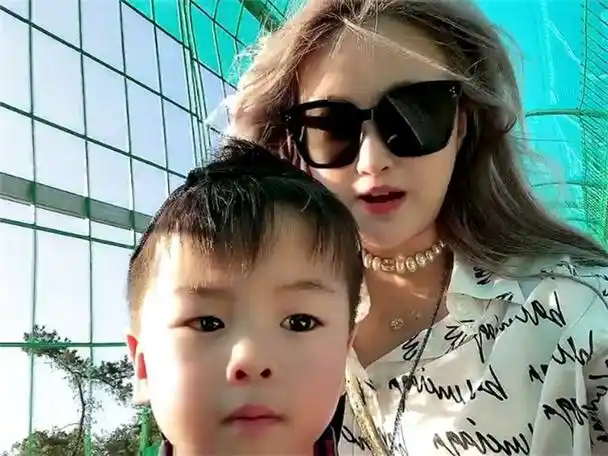 孙侨潞母亲更新女儿账号,晒她和外孙合影,仍无法走出丧女阴影