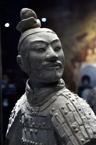 图为兵马俑头部特写,展现了来自两千年前秦国精妙的艺术水准.