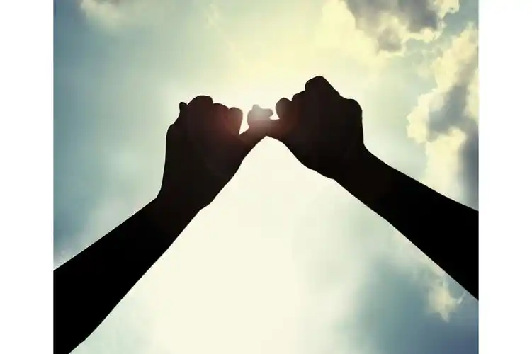 p>两个小指缠绕拉钩,一般为许诺的一种方式,常用语"拉钩上吊,一百年