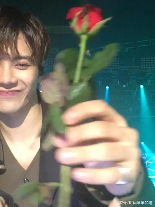 王嘉尔给粉丝送花用嘴叼着,这也太撩人了!