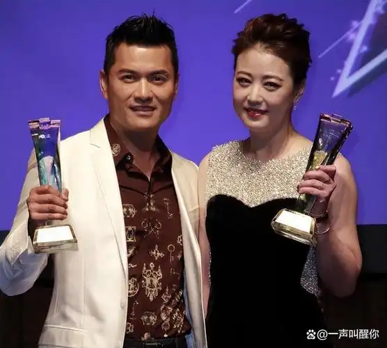 吕良伟一直没有闲着,1996年吕良伟大办60桌酒席娶邝美云为妻,婚宴请来