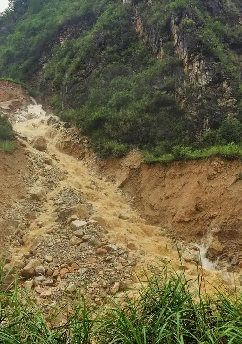 泥石流肆虐