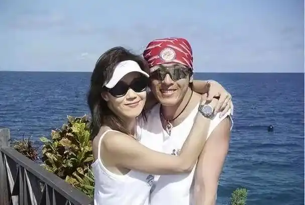 吕颂贤妻子罕见露面穿衣简单大气却挺耐看俩人越看越有夫妻相