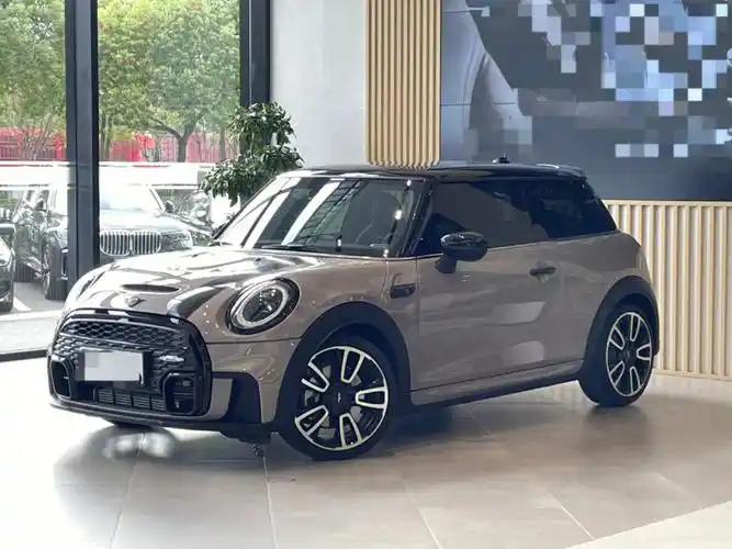 21年11月上牌宝马mini cooper s 赛车手,全车贴隐形车衣,液晶仪表