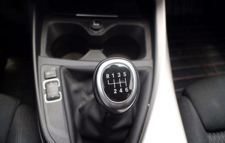 开手动挡的车下坡要不要踩离合