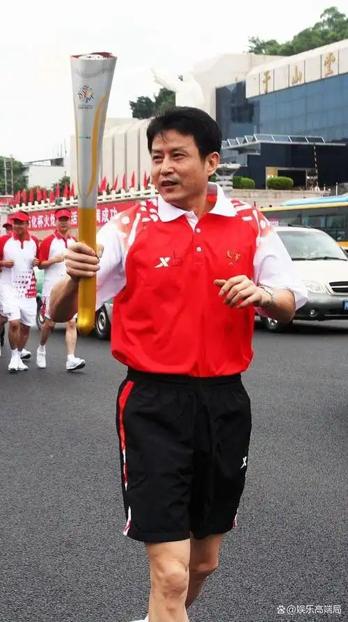 回顾汪嘉伟曾红极一时离婚又再婚如今导演儿子是他的骄傲