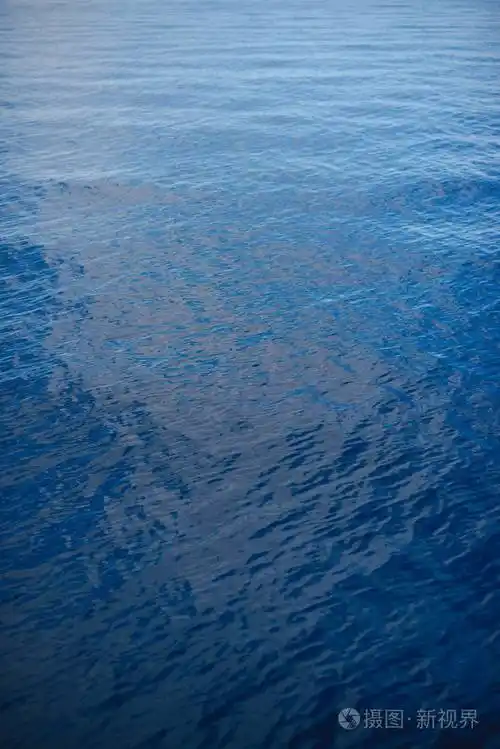 蓝色海洋的纹理蓝色湖泊的纹理水面伊塞克库尔湖纯净的海水干净的湖面