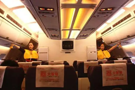 东航a300航班空中纪念活动 旅客空乘齐祝福