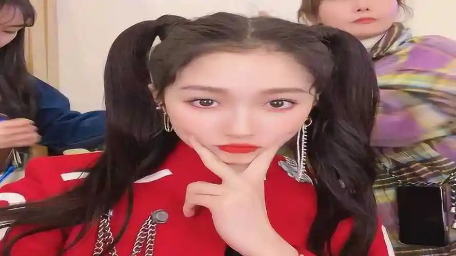 关晓彤录制王牌对王牌穿红色制服扎双马尾甜美可爱又俏皮
