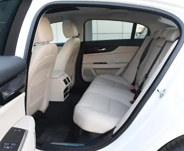 最后要讲一个重要参数,捷豹xel的后排腿部空间极限为930毫米,其水平并