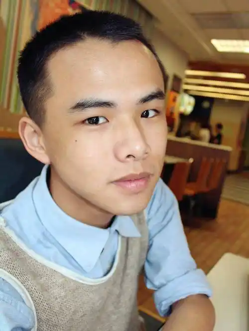 结果脱离节目的妆发,他在自己的自拍里就变成了这样,就像之前《青春有