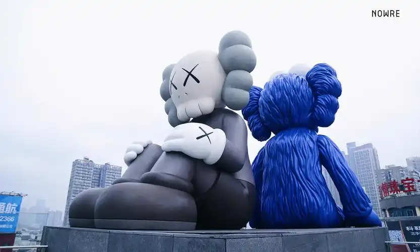 近距离观赏 kaws 位于长沙的巨型雕塑 seeing/watching