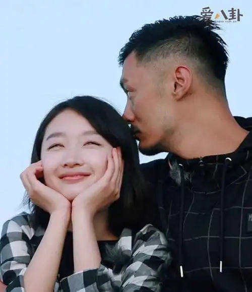 《我们相爱吧》第二季中,余文乐和周冬雨作为情侣cp参加