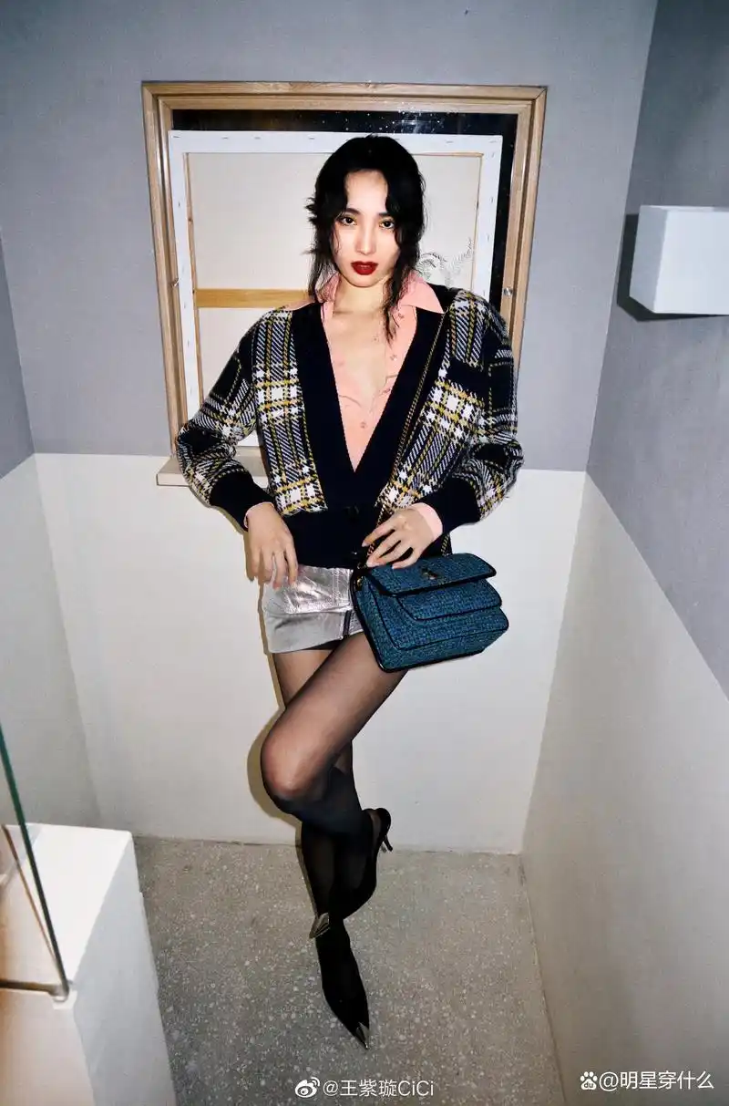 小神婆王紫璇的黑丝美腿美炸了