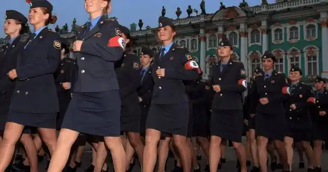 为什么二战影片里苏联女兵都穿裙子上战场作战不碍事吗