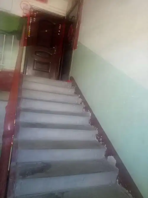 东关小区检查楼道卫生清理情况.