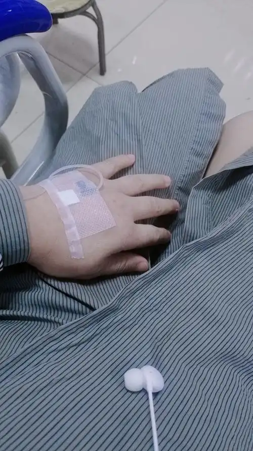 替你们试过了,女孩子自己去输液的时候,记得一定要扎左手,记得 - 抖音