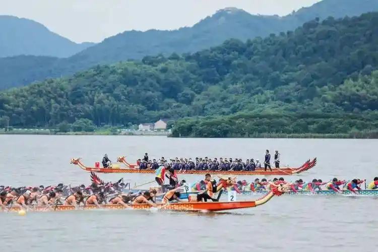 蓝白色彩搭配之外,还专门为龙舟定制了两种新颜色,龙舟的制造材料和