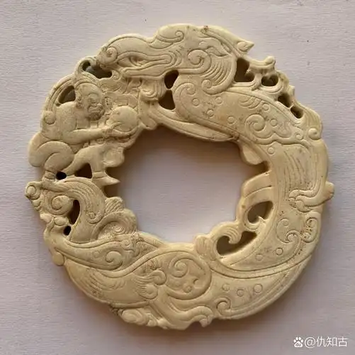 汉代鏤雕"探驪得珠"故事鸡骨白玉环