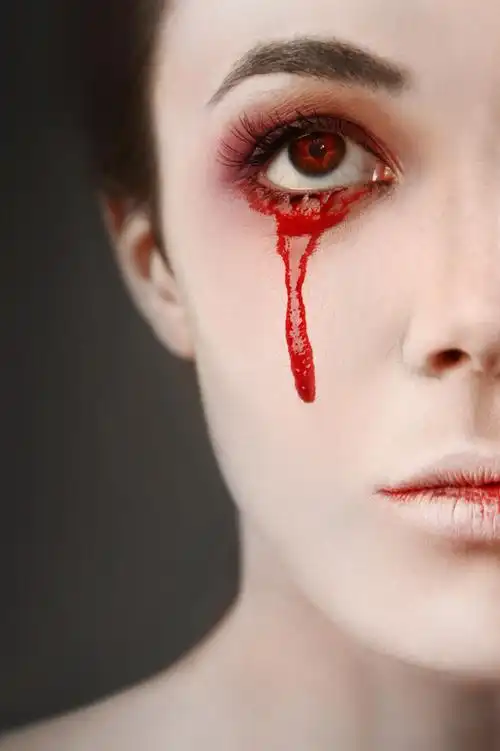 眼睛流血的美女