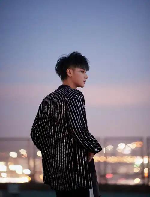 > 黄子韬黑白衬衣帅气图片写真(2/12)