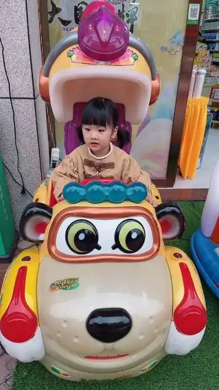 记录生活#中午脸上磕到了,带出来坐摇摇车,中午露出笑容了