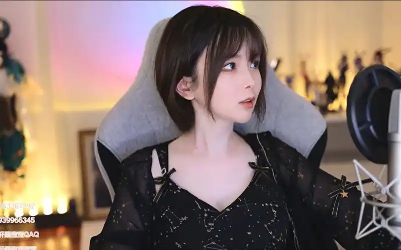 轩墨宝宝穿黑色吊带连衣裙直播:有咽喉炎的女主播一般是