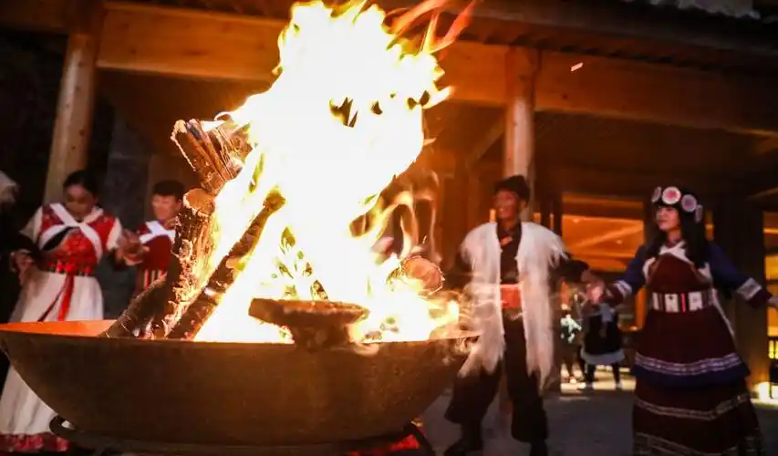 对于在纳西人来说,火塘是一个社交场所,一个温暖的家,只要有火塘,再