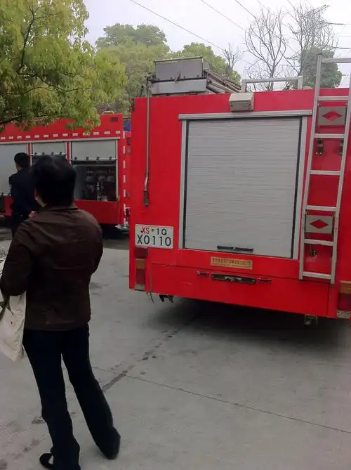 在杭州看见一辆消防车挂的是xs10.x000车牌.