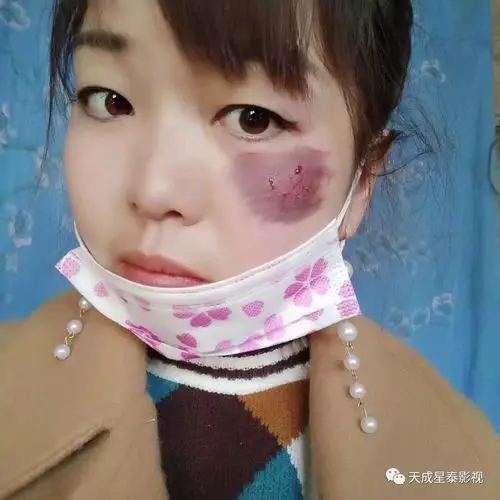 洛阳大特约演员金慧兰正在准备化妆上镜,后面还有洛阳弘尚品影视学院