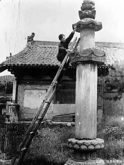 林徽因在测绘唐代经幢