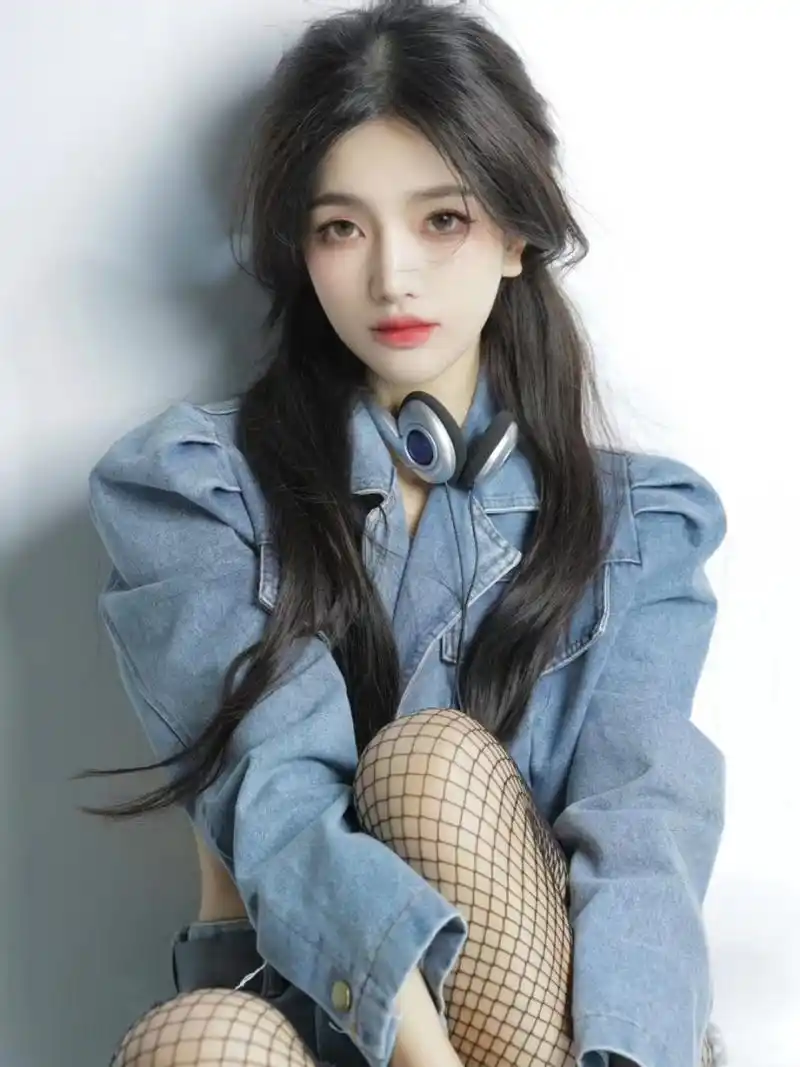 牛仔渔网袜穿起来果然绝绝子#性感好身材# #时尚穿搭# #美女小姐姐