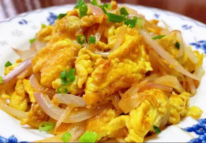 9494食材95洋葱1个,鸡蛋3个,小葱3根,食盐适量,花椒粉1小勺94