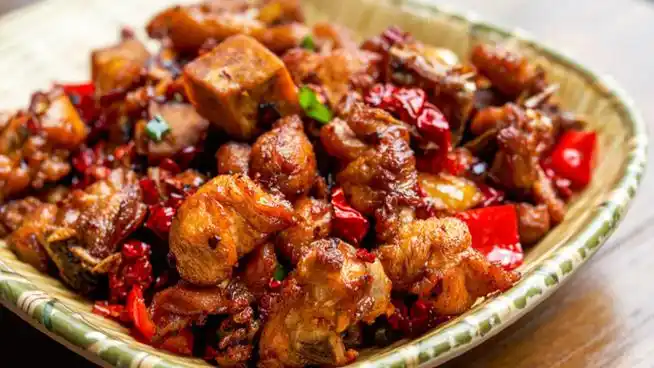 贵阳地铁免费派发辣子鸡大礼包,交通运营集团回应